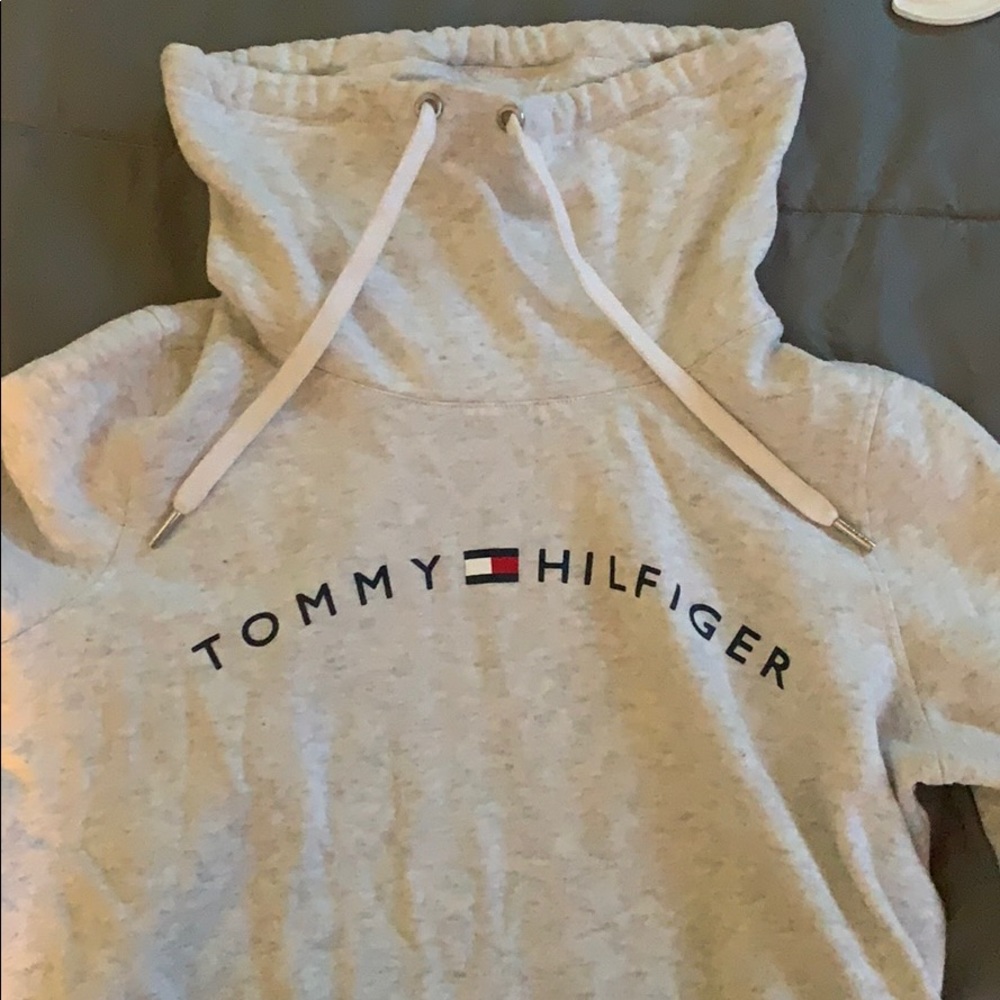 tommy hilfiger hoodie !!